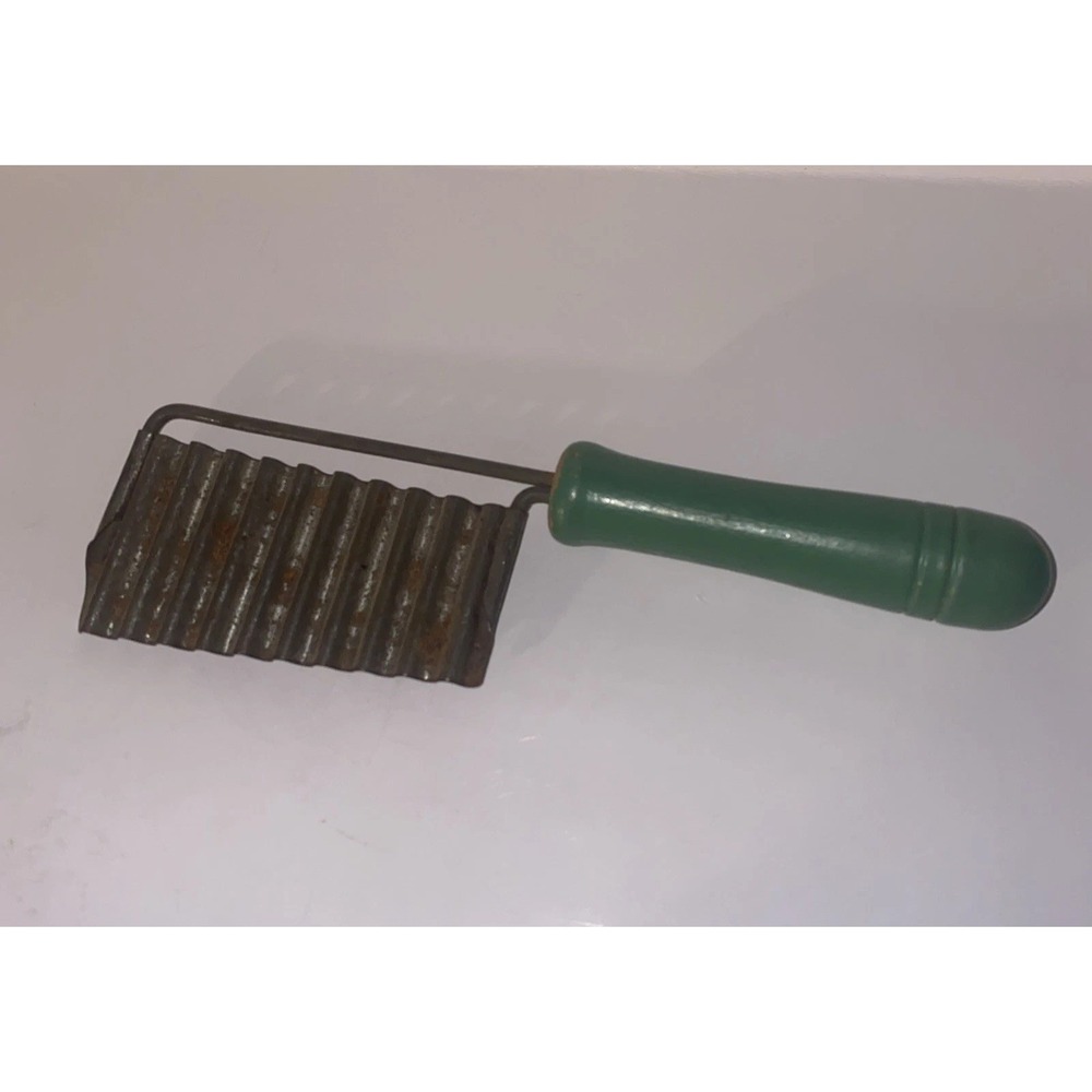 Vintage Green Wooden Handle  7" Crinkle Cutter